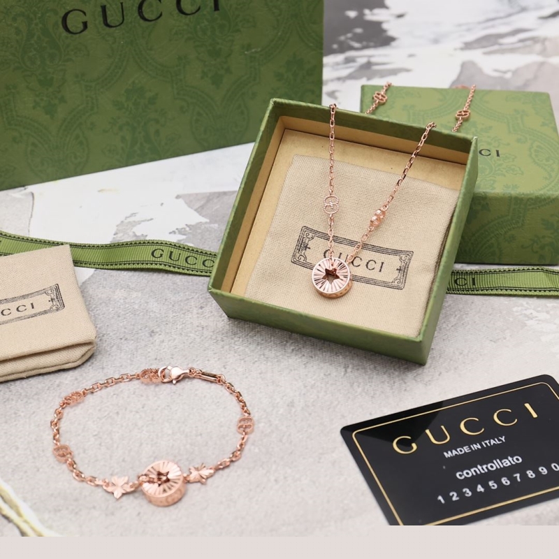 G*u*i necklaces